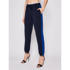 Spodnie dresowe DKNY YI2722401. Szare spodnie damskie DKNY, l, z elastanu. W wyprzedaży za 239,00 zł.