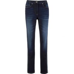 Dżinsy ze stretchem z dekoracyjnym paskiem bonprix ciemny denim. Czarne jeansy damskie bonprix, z jeansu. Za 129,99 zł.