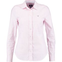 GANT BANKER Koszula light pink. Różowe bluzki damskie GANT, bez wzorów, z elastanu, bez kołnierzyka, bez rękawów. Za 359,00 zł.