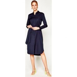Sukienka koszulowa TOMMY HILFIGER Essential WW0WW27896. Niebieskie sukienki damskie TOMMY HILFIGER, na co dzień, bez wzorów, z bawełny, z koszulowym kołnierzykiem, bez rękawów, proste. W wyprzedaży za 589,00 zł.