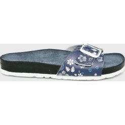 Pepe Jeans - Klapki Oban Virgi. Czerwone klapki damskie Pepe Jeans, bez wzorów, z jeansu, bez obcasa, na obcasie. W wyprzedaży za 99,90 zł.