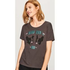 T-shirt z błyszczącym nadrukiem - Szary. Szare t-shirty damskie Reserved, l, z nadrukiem. Za 24,99 zł.