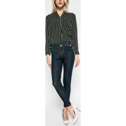 Guess Jeans - Jeansy Curve X Chino. Niebieskie jeansy damskie rurki marki Guess Jeans, z aplikacjami, z elastanu, z obniżonym stanem. W wyprzedaży za 239,90 zł.