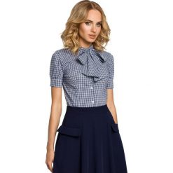 IZABELLA Koszula z kokardą i krótkim rękawem - granatowa. Koszule damskie Moe, s, w kratkę, z elastanu, eleganckie, ze stójką, z krótkim rękawem. W wyprzedaży za 119,00 zł.