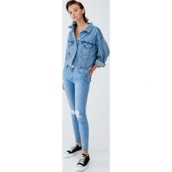 Jeansy push up z przetarciami. Szare jeansy damskie Pull&Bear, z jeansu. Za 109,00 zł.