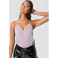NA-KD Party Brokatowy Top - Pink. Różowe topy damskie marki NA-KD Party, bez wzorów, z poliesteru, bez kołnierzyka. W wyprzedaży za 30,47 zł.