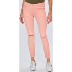 Answear - Jeansy. Różowe jeansy damskie ANSWEAR, s. W wyprzedaży za 49,90 zł.