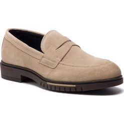 Półbuty TOMMY HILFIGER - Flexible Dressy Suede Loafer FM0FM02172 102. Brązowe półbuty męskie ze skóry, klasyczne. W wyprzedaży za 339,00 zł.