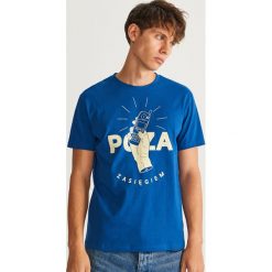T-shirt z nadrukiem - Granatowy. Niebieskie t-shirty męskie z nadrukiem Reserved, l. Za 39,99 zł.