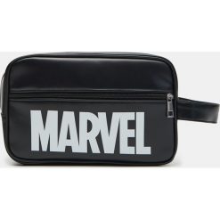 Kosmetyczka Marvel - Czarny. Czarne kosmetyczki męskie Sinsay, z motywem z bajki. Za 29,99 zł.