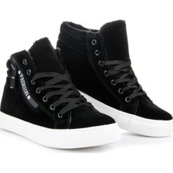 TRAMPKI Z OCIEPLENIEM. Trampki i tenisówki damskie Ideal Shoes, bez wzorów, z zamszu, bez zapięcia. Za 79,90 zł.