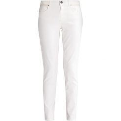 NAF NAF FOUSY Jeansy Slim Fit ecru. Białe boyfriendy damskie NAF NAF. W wyprzedaży za 146,30 zł.