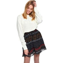 Damski sweter z kwiatową aplikacją. Białe swetry damskie Top Secret, na zimę, z aplikacjami, z dzianiny, z krótkim rękawem, krótkie, bez kaptura. W wyprzedaży za 69,99 zł.