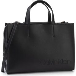 Torebka CALVIN KLEIN - Attached Tote K60K605653 BDS. Czarne torebki klasyczne damskie Calvin Klein, bez wzorów, ze skóry ekologicznej, klasyczne, bez dodatków. Za 849,00 zł.