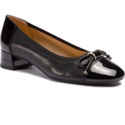 Półbuty GEOX - D Chloo M. C D849XC 08502 C9999 Black. Czarne półbuty damskie Geox, na co dzień, z aplikacjami, ze skóry ekologicznej, bez obcasa, na płaskiej podeszwie, bez zapięcia. W wyprzedaży za 339,00 zł.