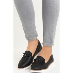 Czarne Lordsy Cheli. Czarne lordsy damskie marki Born2be, ze skóry. Za 49,99 zł.