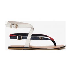 Tommy Hilfiger Iconic Sandały Biały. Białe sandały damskie TOMMY HILFIGER, w paski, ze skóry, bez obcasa, z paskami. Za 462,95 zł.