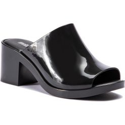 Klapki MELISSA - Mule II Ad 32421 Black 01003. Czarne klapki damskie Melissa, bez wzorów, z tworzywa sztucznego, bez obcasa, na obcasie. W wyprzedaży za 249,00 zł.