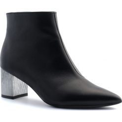 Czarne skórzane botki na srebrnym obcasie 110B. Czarne botki damskie Neścior, ze skóry, eleganckie, bez obcasa, bez zapięcia. W wyprzedaży za 249,00 zł.