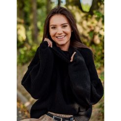 SWETER ROSALIND BLACK. Czarne swetry damskie Fanaberia.com, bez wzorów, klasyczne, bez rękawów, bez kaptura. Za 99,90 zł.