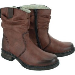 RIEKER Z9951-36 red, botki damskie. Czerwone botki damskie Rieker, na średnim obcasie, bez zapięcia. W wyprzedaży za 207,90 zł.