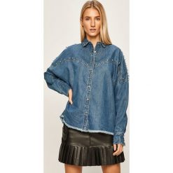 Guess Jeans - Koszula jeansowa. Niebieskie bluzki damskie Guess Jeans, na co dzień, s, z aplikacjami, z bawełny, klasyczne, z klasycznym kołnierzykiem, z długim rękawem. W wyprzedaży za 269,90 zł.