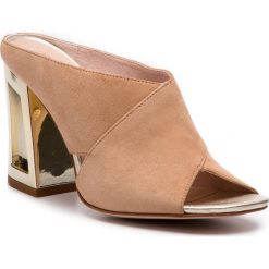 Klapki SOLO FEMME - 60824-11-I69/I57-06-00 Złoty/Beż. Brązowe klapki damskie Solo Femme, bez wzorów, ze skóry, bez obcasa, na obcasie. W wyprzedaży za 239,00 zł.