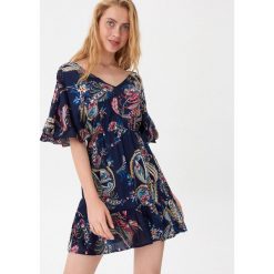 Wzorzysta sukienka z falbanką - Granatowy. Niebieskie sukienki damskie House, s, bez wzorów, z falbankami, bez rękawów. Za 89,99 zł.