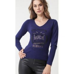 Granatowy Sweter Bungala. Niebieskie swetry damskie Born2be, s, z nadrukiem, klasyczne, z długim rękawem, długie, bez kaptura. Za 99,99 zł.