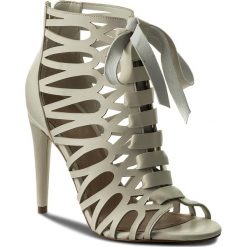 Sandały GUESS - Adyn FLADY1 ELE09 CREAM. Brązowe klapki damskie Guess, z aplikacjami, ze skóry ekologicznej, bez obcasa, na obcasie. W wyprzedaży za 389,00 zł.