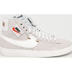 Nike Sportswear - Buty Blazer Mid Rebel. Szare buty sportowe damskie Nike Sportswear, bez wzorów, ze skóry, sportowe. W wyprzedaży za 339,90 zł.