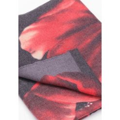 Czerwony Szalik Wrap Me Up!. Czerwone szaliki damskie other, na jesień. Za 39,99 zł.