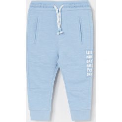 Bawełniane joggery z przeszyciami - Niebieski. Niebieskie spodnie męskie Reserved, m, bez wzorów, z bawełny. Za 39,99 zł.
