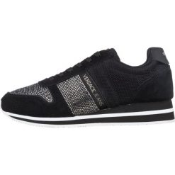 Versace Jeans Tenisówki Czarny. Czarne trampki i tenisówki damskie Versace Jeans, z aplikacjami, z jeansu, bez zapięcia. Za 731,95 zł.