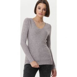Jasnofioletowy Sweter Marayong. Fioletowe swetry damskie Born2be, s, bez wzorów, z dzianiny, eleganckie, bez rękawów, długie, bez kaptura. Za 59,99 zł.