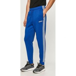 Adidas - Spodnie. Niebieskie spodnie męskie Adidas, s, z nadrukiem, z bawełny. Za 179,90 zł.