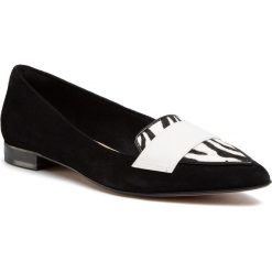 Półbuty CLARKS - Laina15 Loafer 261492544 Animal Print. Czarne półbuty damskie Clarks, na co dzień, bez wzorów, ze skóry, bez obcasa, na płaskiej podeszwie, bez zapięcia. W wyprzedaży za 429,00 zł.