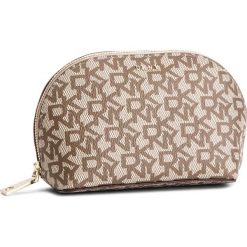 Kosmetyczka DKNY - Bryant - Cosmetic Pou R83RJ661 Chibo Logo/Vic CVU. Brązowe kosmetyczki męskie marki DKNY, bez wzorów, ze skóry ekologicznej. W wyprzedaży za 219,00 zł.
