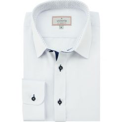 Jednokolorowa Koszula Męska z Długim Rękawem, VICTORIO - Biała KSDWVCTO0356. Białe koszule męskie Victorio, m, bez wzorów, z bawełny, eleganckie, z klasycznym kołnierzykiem, z długim rękawem. Za 139,00 zł.