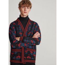 Bluza ze strukturalnej dzianiny - Czarny. Czarne bluzy męskie Reserved, s, bez wzorów, z dzianiny, bez kołnierzyka, bez rękawów, bez kaptura. W wyprzedaży za 99,99 zł.