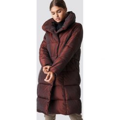 NA-KD Trend Kurtka watowana z szerokim kołnierzem - Burgundy. Białe kurtki damskie marki NA-KD Trend, z nadrukiem, z jersey, z okrągłym kołnierzem. Za 323,95 zł.