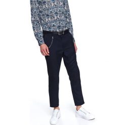 Spodnie eleganckie w cienki prążek. Spodnie męskie Top Secret, na zimę, m, bez wzorów, eleganckie. W wyprzedaży za 89,99 zł.