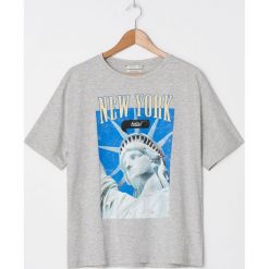 Koszulka z nadrukiem New York - Jasny szary. Szare koszulki damskie House, s, z nadrukiem, bez kołnierzyka, bez rękawów. Za 29,99 zł.