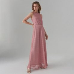 Strukturalna sukienka maxi - Różowy. Różowe sukienki damskie Mohito, s, bez wzorów, bez kołnierzyka, bez rękawów, maxi. W wyprzedaży za 99,99 zł.