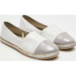 Espadryle z metalicznym połyskiem. Żółte espadryle damskie Moodo, bez wzorów, z bawełny, bez obcasa. Za 49,99 zł.
