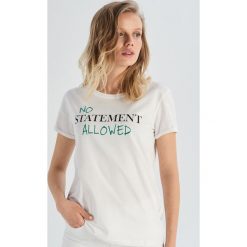 T-shirt No statement allowed - Biały. Białe t-shirty damskie marki Sinsay, s, bez wzorów, bez kołnierzyka. Za 19,99 zł.