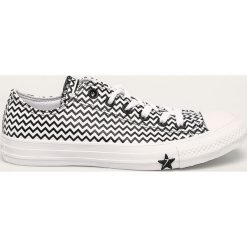 Converse - Tenisówki. Białe trampki i tenisówki damskie Converse, bez wzorów, ze skóry, na sznurówki. W wyprzedaży za 299,90 zł.