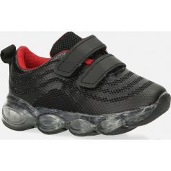 Czarne buty sportowe na rzep casu 788-b. Czarne buty dziewczęce sportowe Casu, bez wzorów, bez zapięcia. Za 49,99 zł.