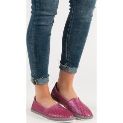 SKÓRZANE TRAMPKI SLIP ON VINCEZA. Trampki i tenisówki damskie Vinceza, bez wzorów, ze skóry, bez zapięcia. Za 129,90 zł.