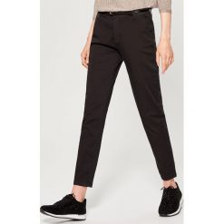 Spodnie Chino z paskiem - Czarny. Czarne chinosy damskie marki Mohito. Za 89,99 zł.